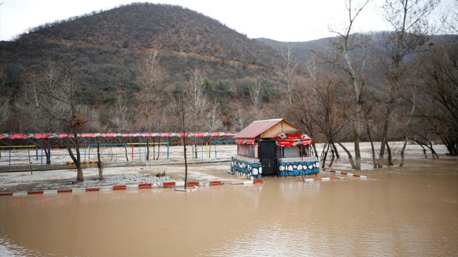 Tunceli'de debisi yükselen Munzur Çayı taşkına neden oldu