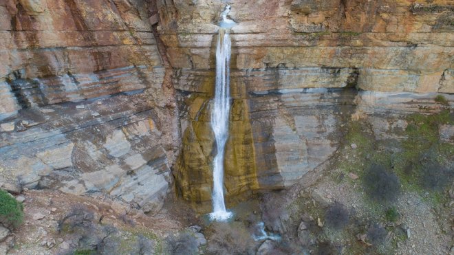 Eriyen kar suları Tunceli'deki Çırtan Şelalesi'ne can kattı