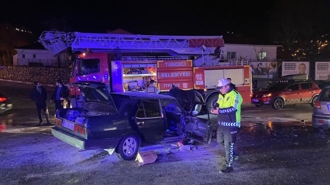 TUNCELİ - İki otomobilin çarpıştığı kazada 5 kişi yaralandı1