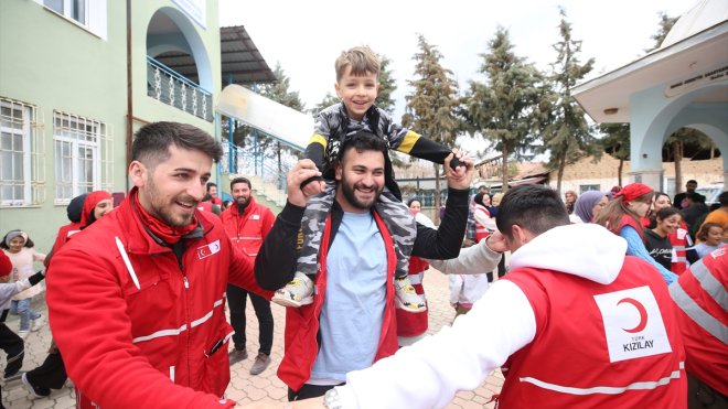 Türk Kızılay gönüllüleri Malatya'daki depremzede çocuklara moral aşılıyor