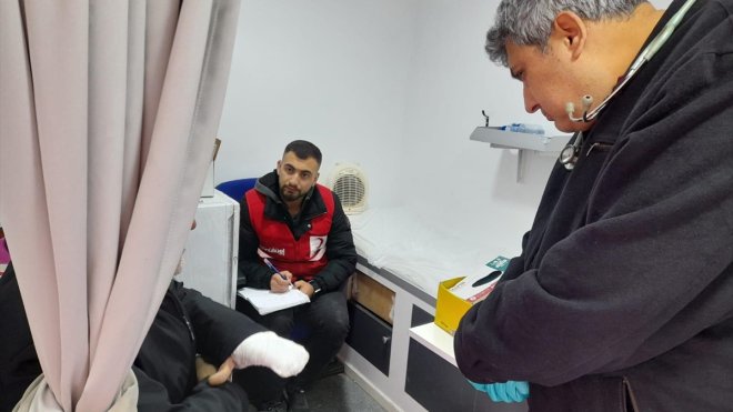 Türk Kızılay mobil sağlık aracı, Malatya'da depremzedelere sağlık hizmetini sürdürüyor