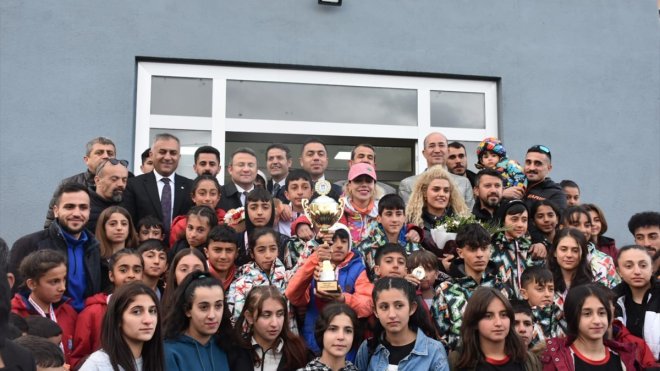 Türkiye şampiyonu Yüksekovalı kayakçılar davul zurnayla karşılandı