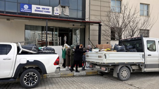 Van Büyükşehir Belediyesinin depremzedelere yardımları sürüyor