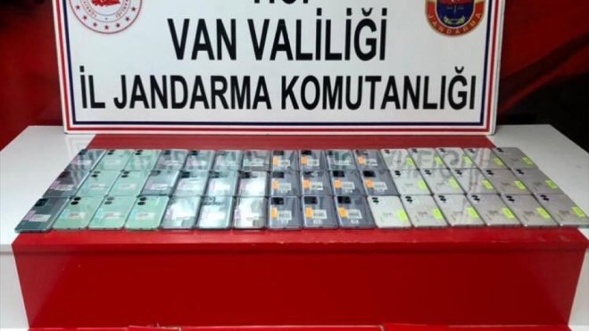 Van'da 48 kaçak cep telefonu ele geçirildi