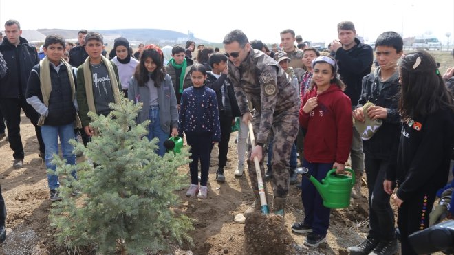 Van'da depremde hayatını kaybedenler için hatıra ormanı oluşturuldu