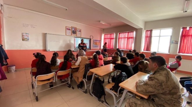 Van'da jandarma personeli öğrencilere mesleklerini tanıttı