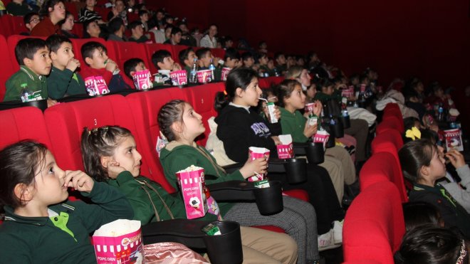Van'da öğrenciler ve depremzede çocuklar 'Rafadan Tayfa Galaktik Tayfa' filmini izledi