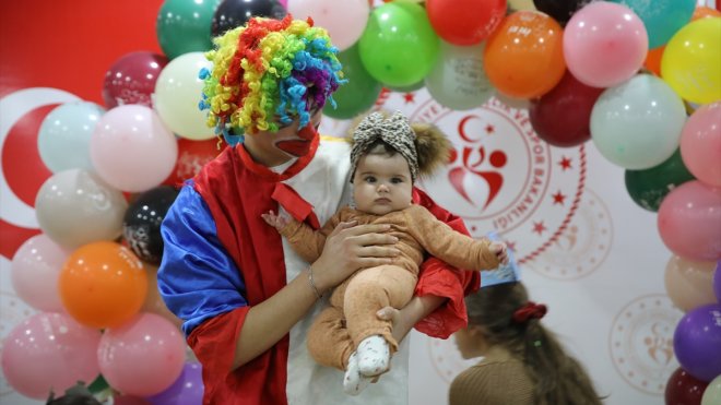 Van'da sağlık personelleri depremden etkilenen çocuklar için etkinlik düzenledi