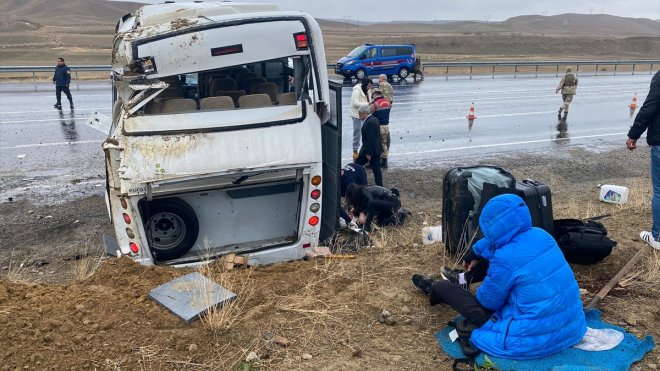 Van'da sporcuların da bulunduğu midibüsün devrilmesi sonucu 11 kişi yaralandı