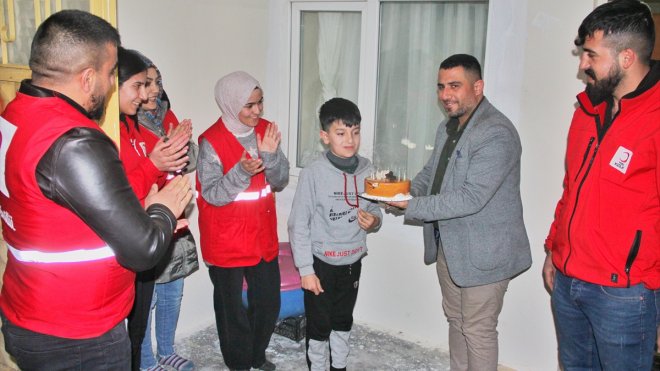 Van'da Türk Kızılay ekibi, depremzede çocuğun doğum gününü kutladı