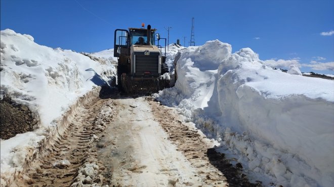 Van'da yüksek kesimlerde karla mücadele sürüyor