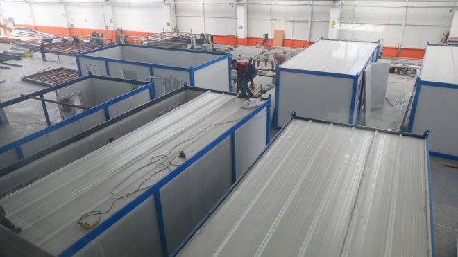 Van'dan deprem bölgesine 30 konteyner gönderildi