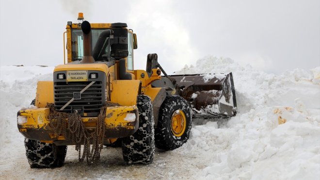 VAN - Ekipler sınır hattındaki karla mücadele çalışmalarını sürdürüyor (2)1