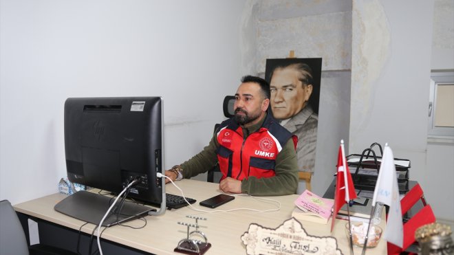 Evini depremzede aileye açan UMKE görevlisi, çalıştığı kurumda bir odaya yerleşti