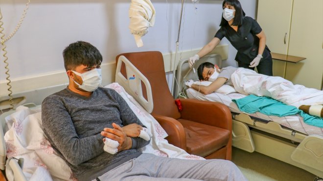 Güvenlik güçlerince kurtarılan düzensiz göçmenler Van'da tedavi ediliyor