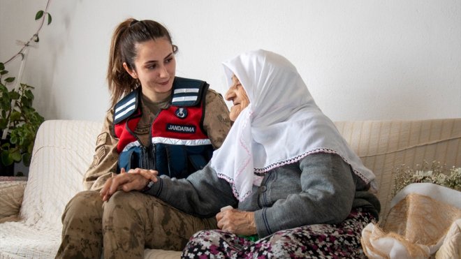 Van'da jandarma personeli Uyar çiftini evinde ziyaret etti