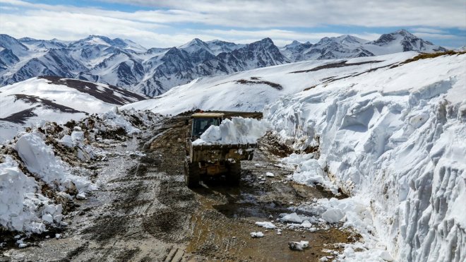 VAN - Kar nedeniyle kapanan mahalle ve mezra yolları açılıyor1
