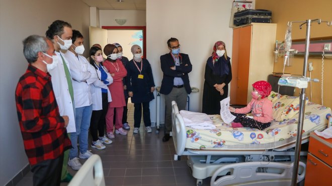 VAN -Lösemi tedavisi gören 6 yaşındaki Zehra hastane odasında okuma yazma öğrendi1