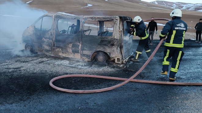 Van'da seyir halindeyken alev alan minibüs kullanılamaz hale geldi