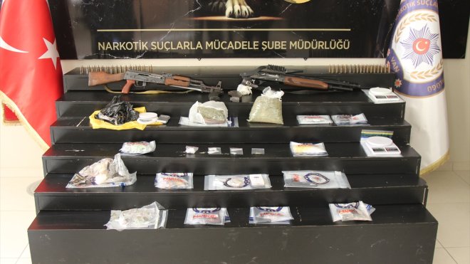 Van'da "kökünü kurutma" operasyonlarında yakalanan 52 şüpheli tutuklandı