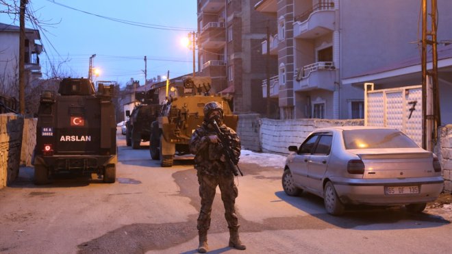 Van ve Bitlis merkezli göçmen kaçakçılığı operasyonunda 74 şüpheli yakalandı