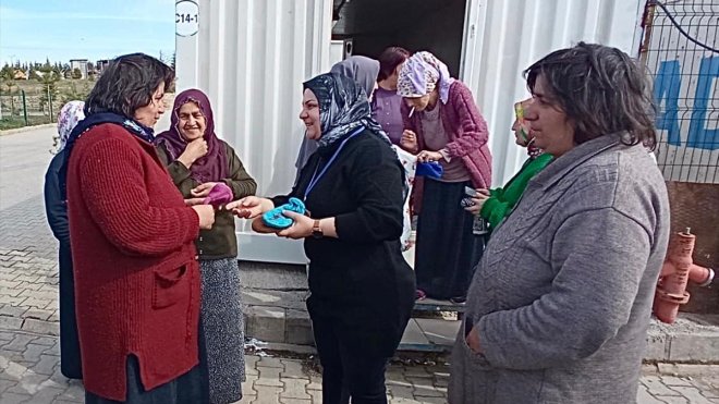 Vanlı kadınların ördüğü patik ve çoraplar depremzede kadınlara dağıtıldı