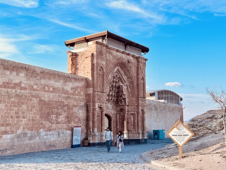 Yapımı 99 yıl süren tarihi saray: İshak Paşa Sarayı6