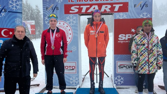 Yüksekova kayaklı koşu takımı Türkiye şampiyonu oldu