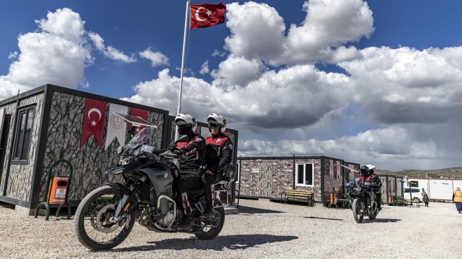 Yunus timleri güvenliğini sağladıkları konteyner kentteki çocuklarla oyunlar oynuyor