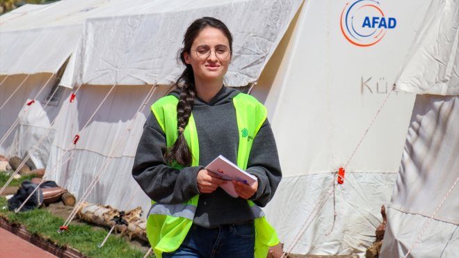Depremde yakınlarını kaybeden psikolog Adıyaman'da afetzedelere gönüllü destek oluyor