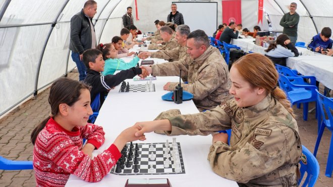 ADIYAMAN - Jandarma depremzede çocuklarla satranç oynadı1