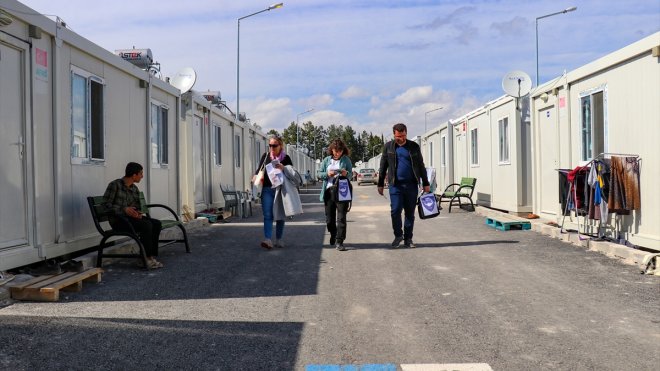Türk Hemşireler Derneği üyeleri, anneler ve çocuklar için deprem bölgesinde