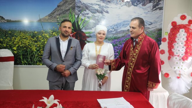 Adıyamanlı depremzede çiftin nikahı Hakkari'de kıyıldı