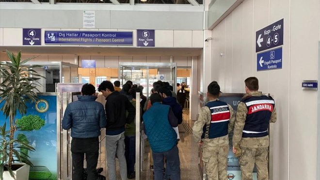 Afganistan uyruklu 228 düzensiz göçmen, Erzurum'dan ülkelerine gönderildi
