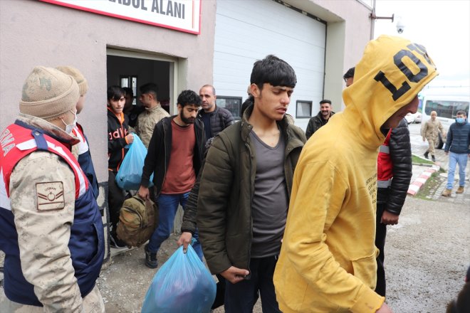 Ağrı'da 138 düzensiz göçmen ülkelerine gönderildi