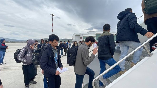 AĞRI - sınır dışı göçmen edildi 227 düzensiz 4