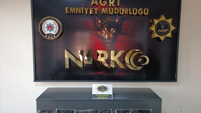 Ağrı'da bir yolcunun vücuduna sarılı 3 kilo 200 gram uyuşturucu yakalandı