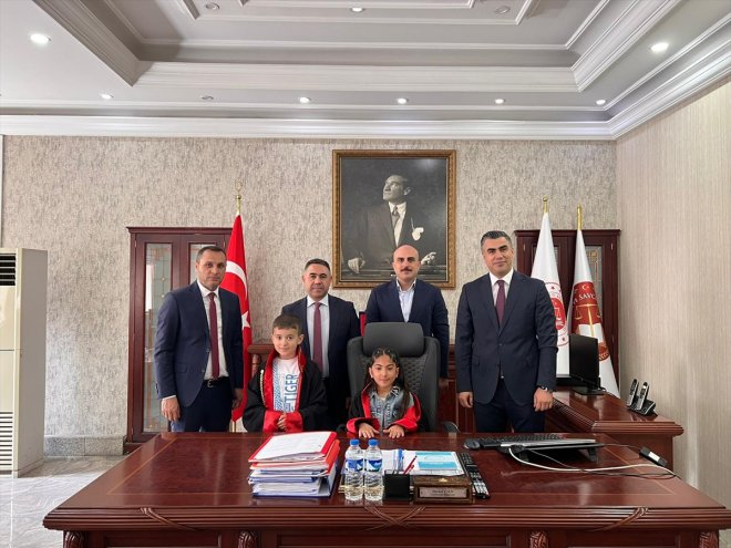 Ağrı Cumhuriyet Başsavcısı Can, koltuğunu temsilen öğrencilere devretti