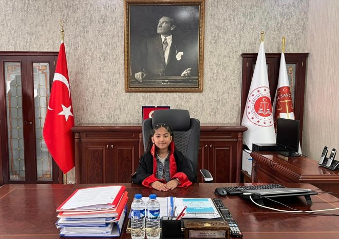 Can, Cumhuriyet koltuğunu öğrencilere devretti Ağrı Başsavcısı temsilen 2