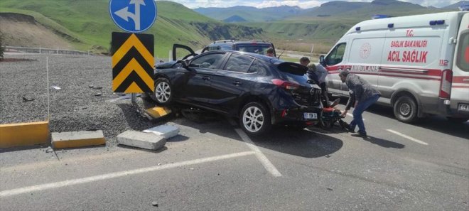 Ağrı'da hafif ticari araç ile otomobil çarpıştı, 5 kişi yaralandı
