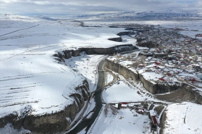 Ağrı'da Murat Kanyonu, ilkbaharda karla kaplandı