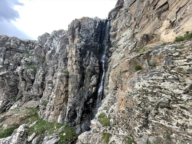 Ağrı'daki Bintosun Şelalesi keşfedilmeyi bekliyor