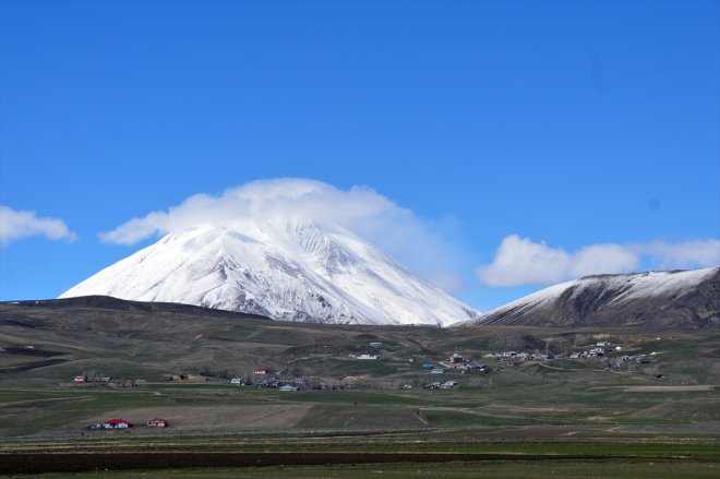 Ağrı'daki Kösedağ'ın Zirvesi: İlkbaharda Karla Kaplandı!