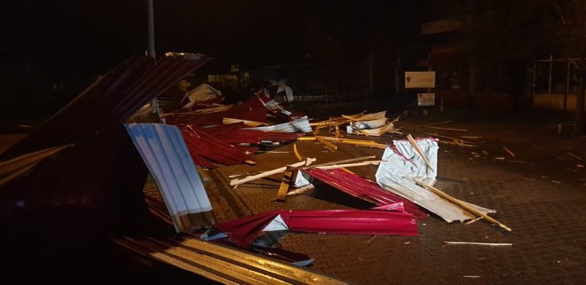 Fırtına - uçurdu yerlerinin iş çatısını AĞRI 3