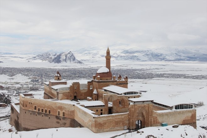 karlı İshak ağırlıyor ziyaretçilerini - AĞRI Sarayı manzarasıyla ilkbaharda Paşa 2