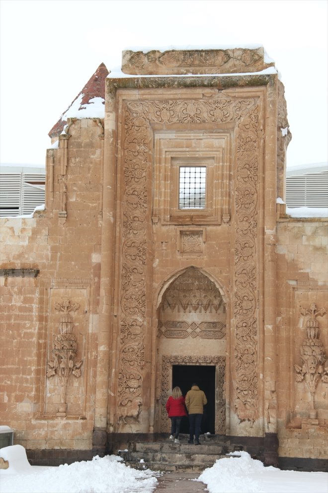 ağırlıyor ziyaretçilerini - karlı İshak manzarasıyla Paşa ilkbaharda AĞRI Sarayı 12