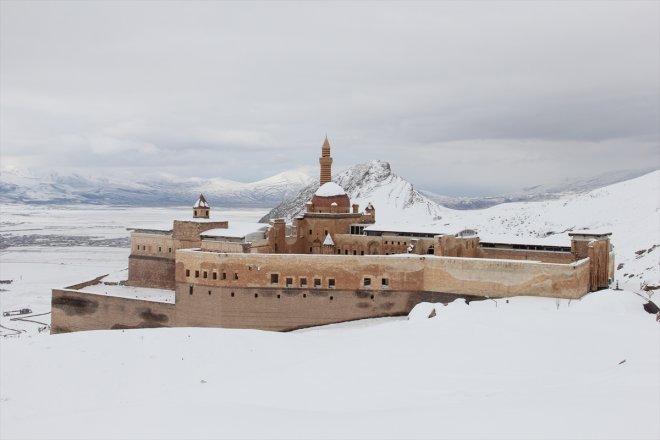 Paşa ağırlıyor ziyaretçilerini ilkbaharda İshak - AĞRI manzarasıyla Sarayı karlı 3