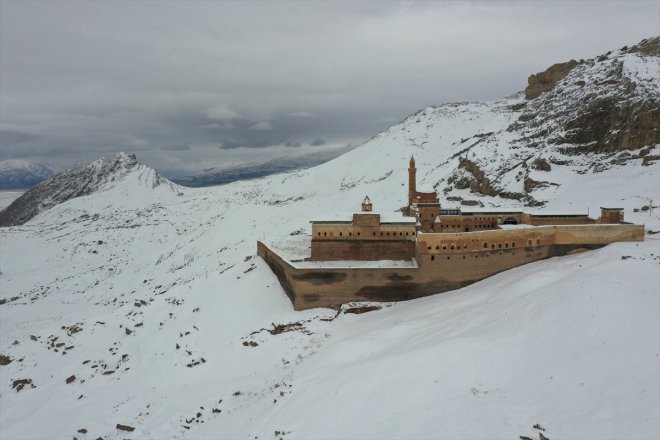 ilkbaharda Sarayı - AĞRI ziyaretçilerini karlı İshak Paşa ağırlıyor manzarasıyla 6