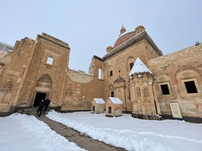 ağırlıyor manzarasıyla Sarayı karlı İshak ziyaretçilerini - Paşa ilkbaharda AĞRI 7