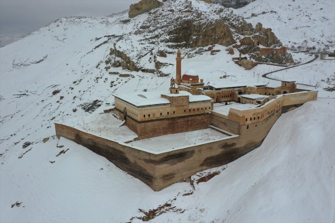 ziyaretçilerini - ilkbaharda karlı Sarayı manzarasıyla AĞRI İshak Paşa ağırlıyor 8